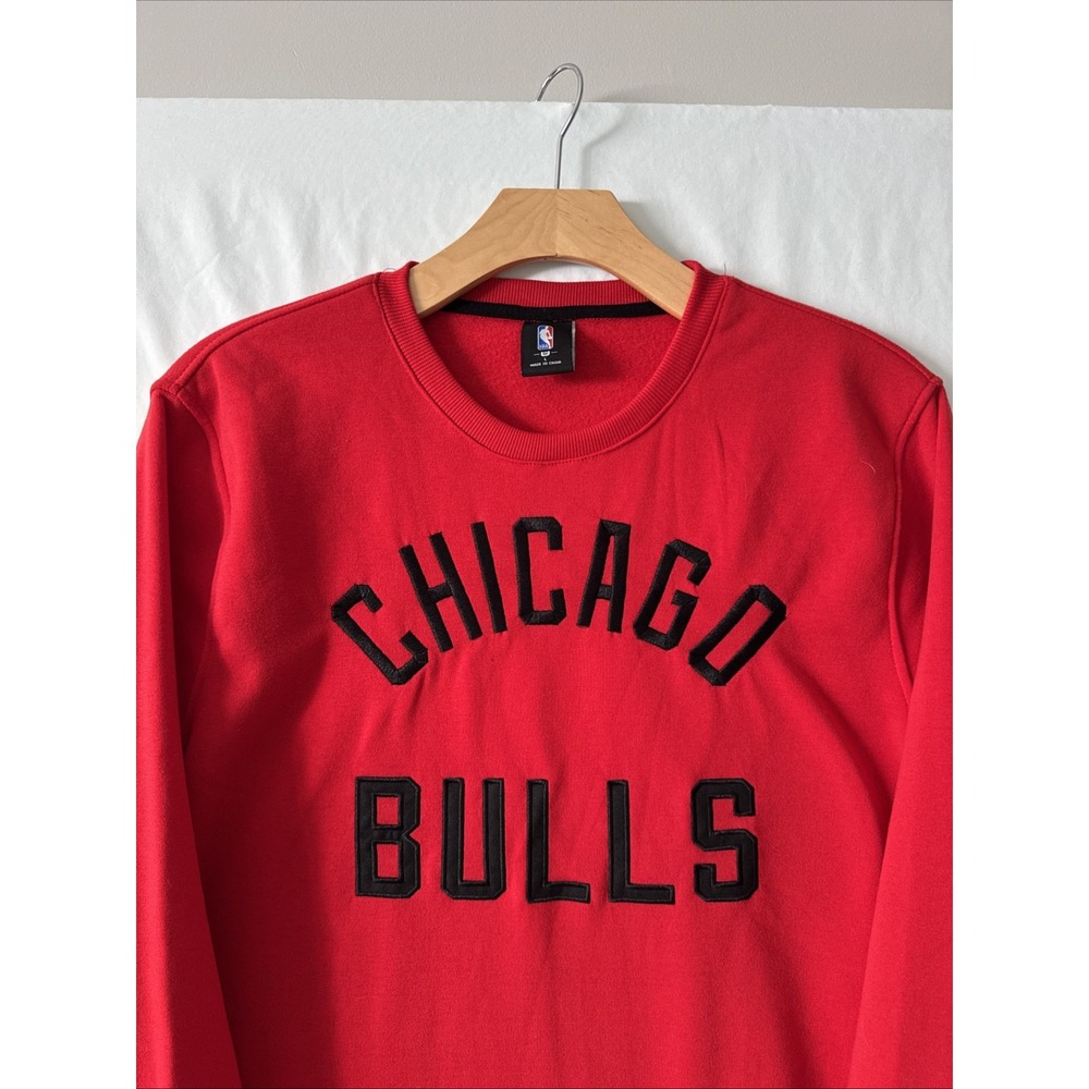 NBA Men's L Red Sweatshirt Pullover Embroidered Chicago Bulls Basketball Team